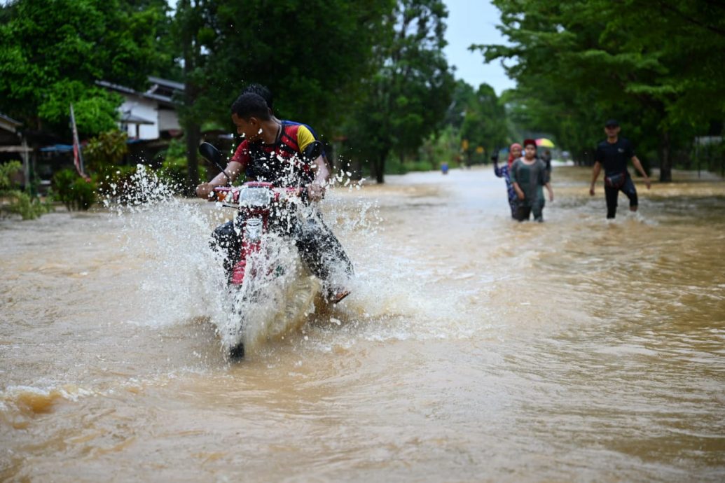 东：3名青年发挥创意，仅用8令吉改装摩托车，让摩托车可以在水灾灾区涉水骑行。