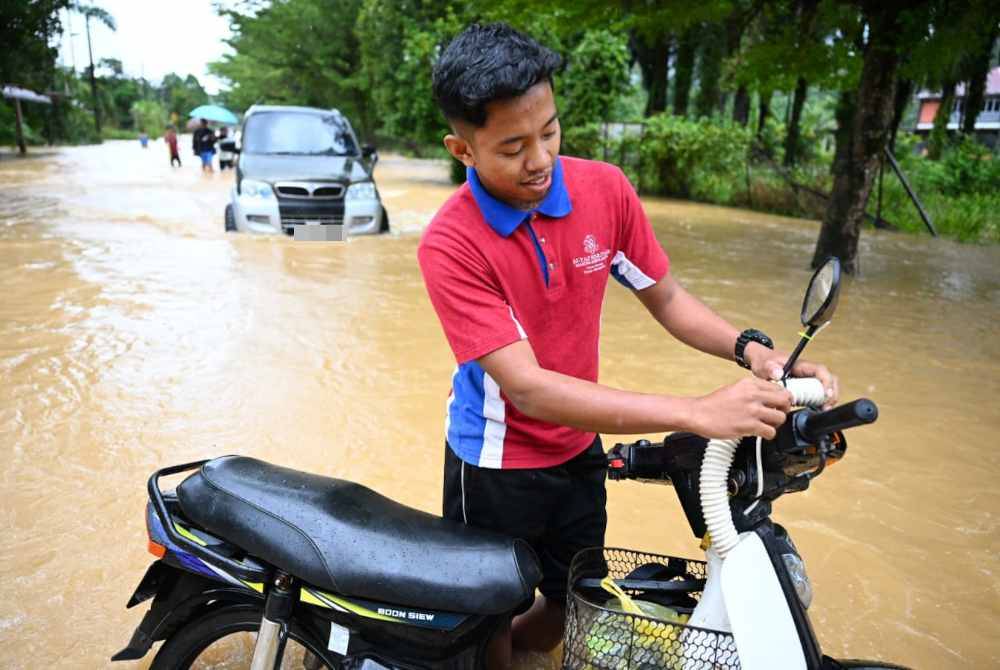 东：3名青年发挥创意，仅用8令吉改装摩托车，让摩托车可以在水灾灾区涉水骑行。
