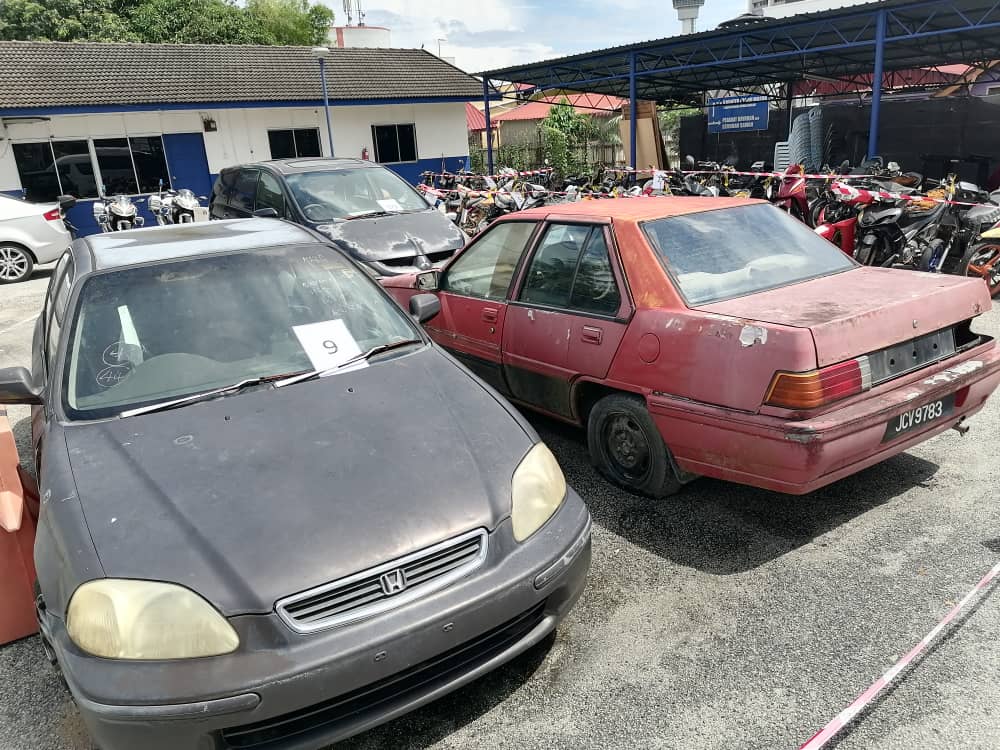 东：关丹交警拍卖报废轿车及摩托车，6人竞标1万1250令吉成交。