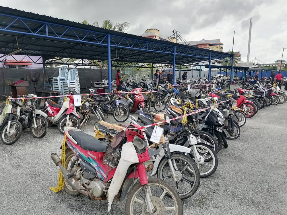 东：关丹交警拍卖报废轿车及摩托车，6人竞标1万1250令吉成交。