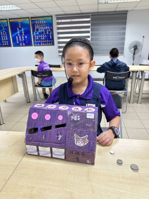 东：哥市中华小学成功举办“第一届小小发明家创意大比拼”活动。学生参赛的反应踊跃，共收获高达60 份发明作品。