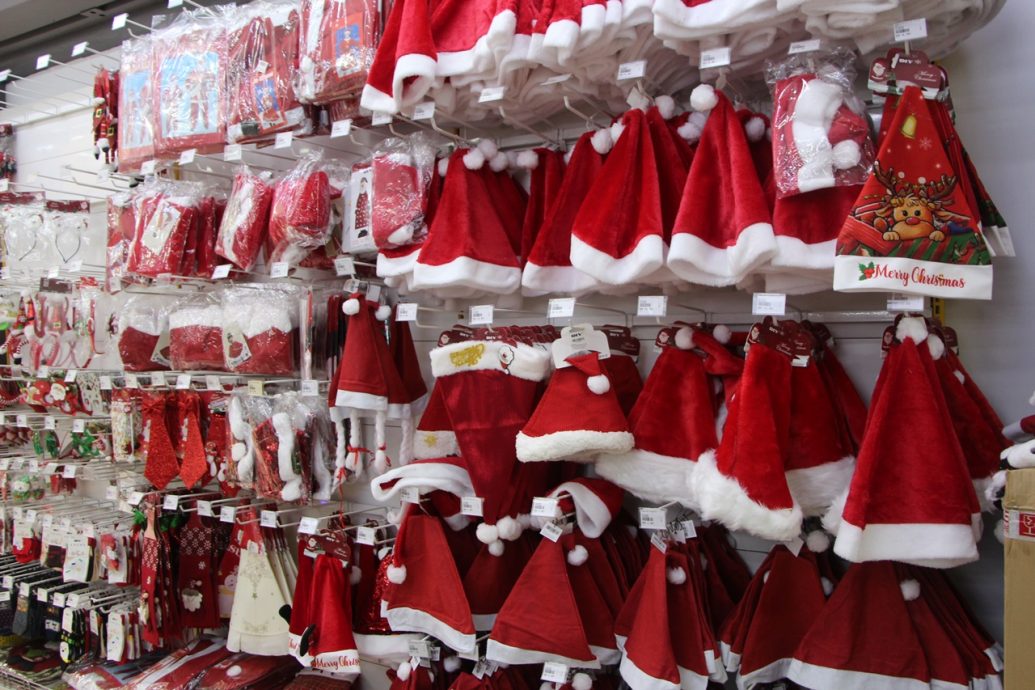 东：圣诞装饰品及礼品非常畅销，销量比去年更好