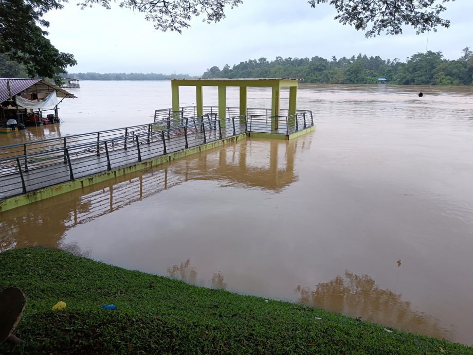 东：彭亨河水位在圣诞节出现高涨，同时导致河畔休闲公园凉亭被河水覆盖。