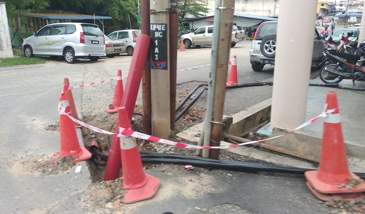 东：文德甲新村目前正如火如荼进行装置地下电缆工程。
