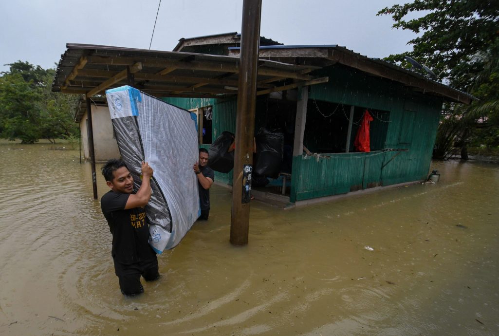 东：瓜拉吉赖水灾，灾黎忙于抢救家中财务，紧急撤离！