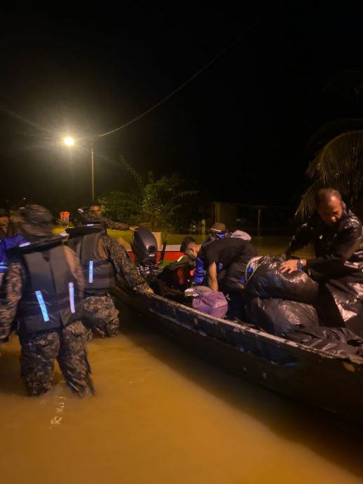 东：疏散中心淹水，皇家马来兵团第18营协助疏散灾民。