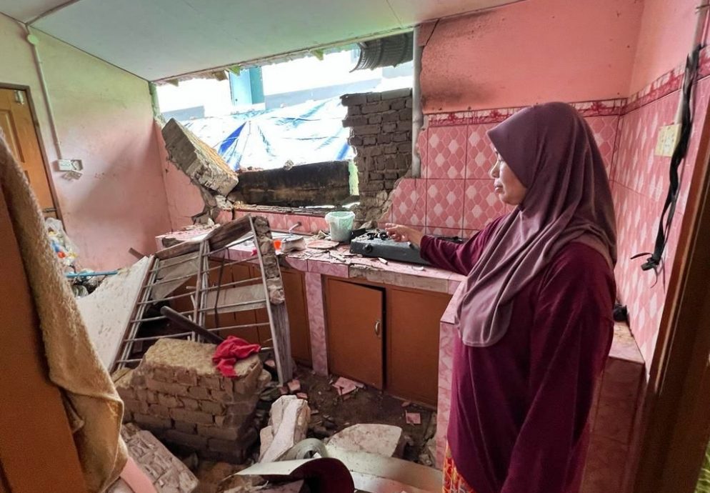 疑下大雨导致土地流失，甘榜峇鲁瓜拉那一间民宅的围墙倒下，并击中邻居家厨房，部份结构被毁。