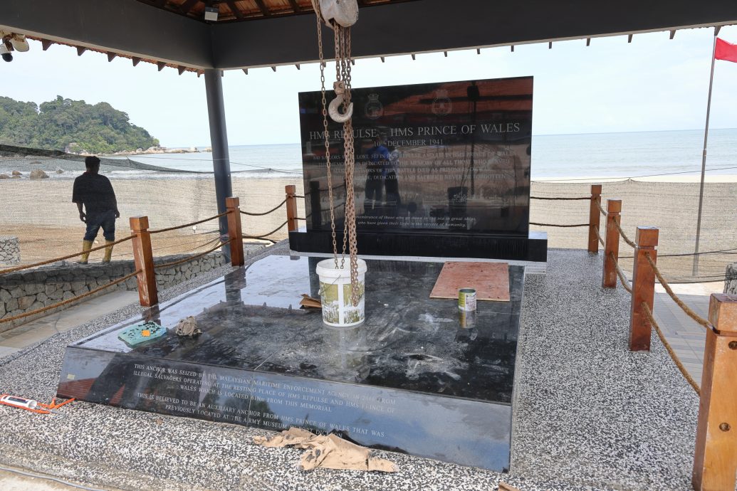 東：直落尖不辣海灘設英軍戰艦紀念碑。