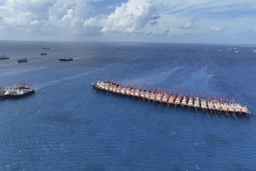 中国135民兵船集结南海牛轭礁 菲律宾派船舰监控