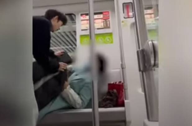 中国地铁“横躺姐”出没 他一招让大妈吓得坐起 网赞：太有才了！