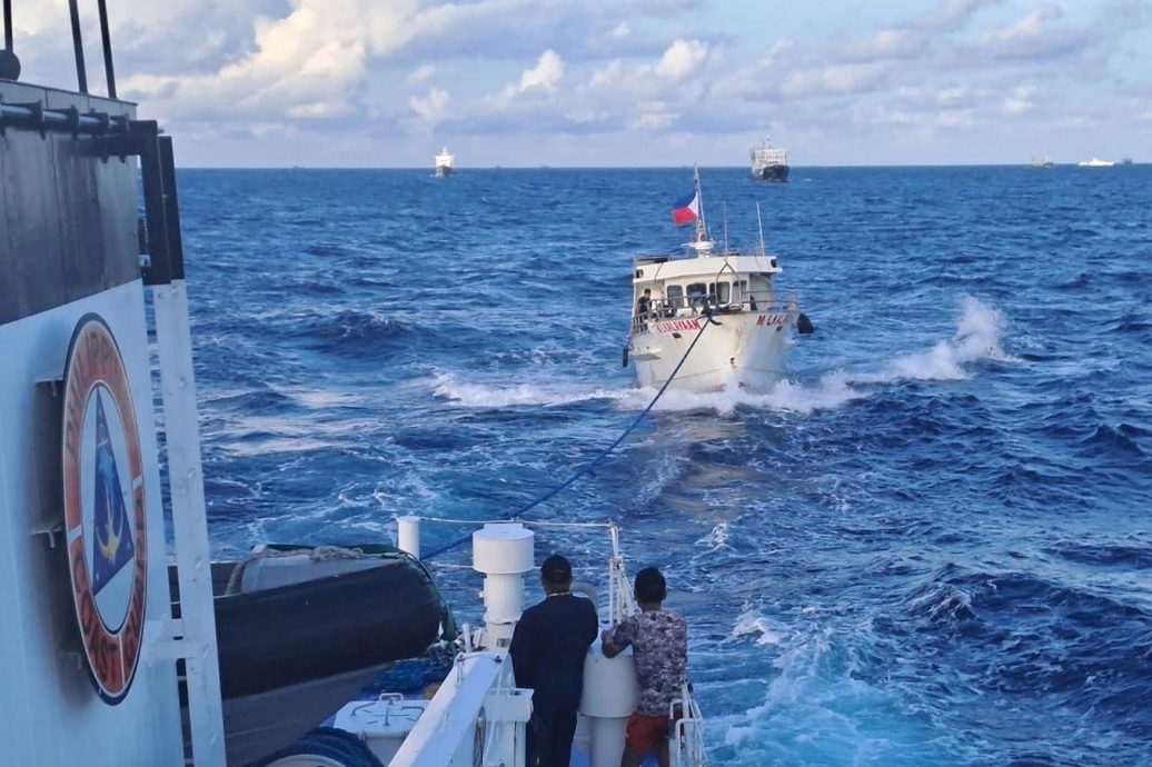 中国海警船与菲律宾补给船在南海发生碰撞