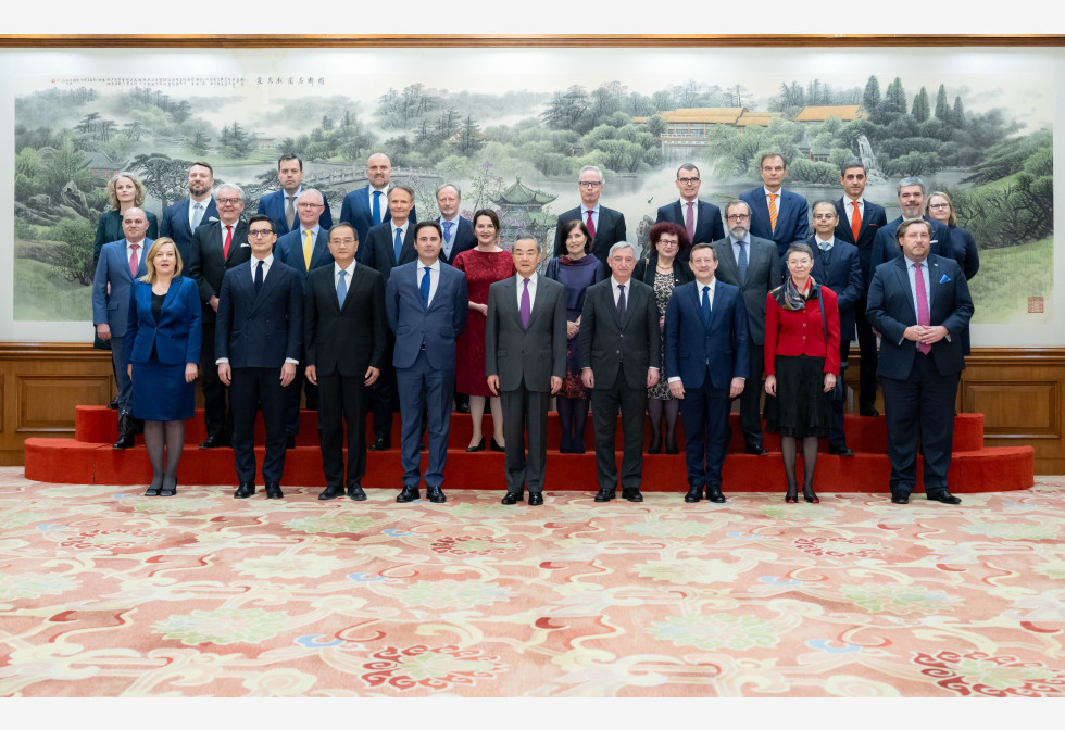 中欧领导人峰会周四举行 中国外交部：中国不刻意追求贸易顺差
