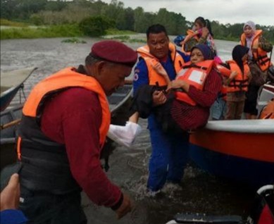 住家淹水1.5公尺 民防队救出截肢妇
