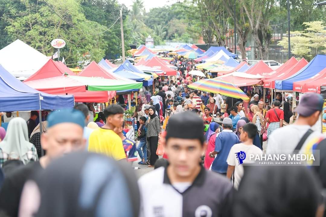 淡马鲁周日市集获马来西亚记录大全 颁“全马最长早市”及“全马最多商贩市集”
