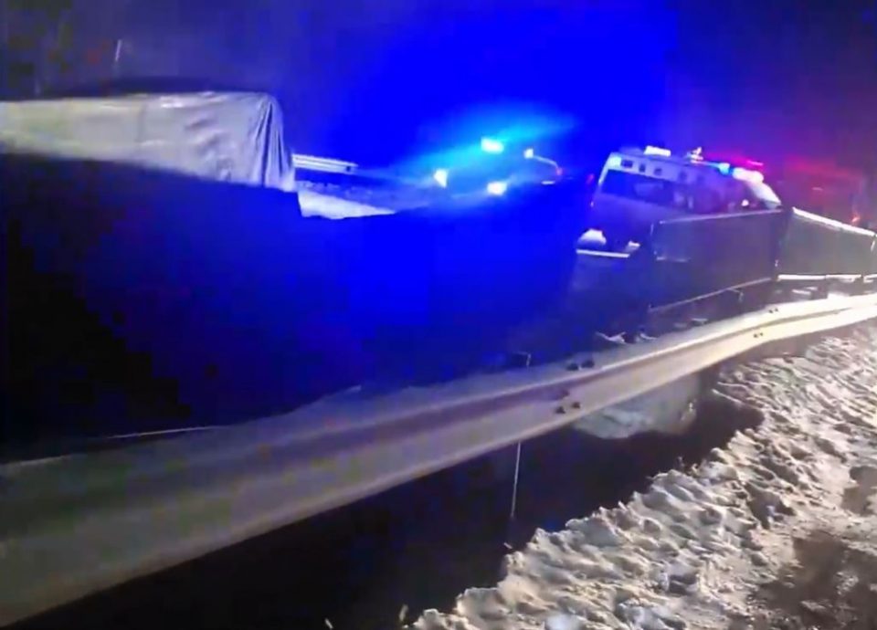 内蒙古高速大桥路陷断裂 4车掉落3死4伤