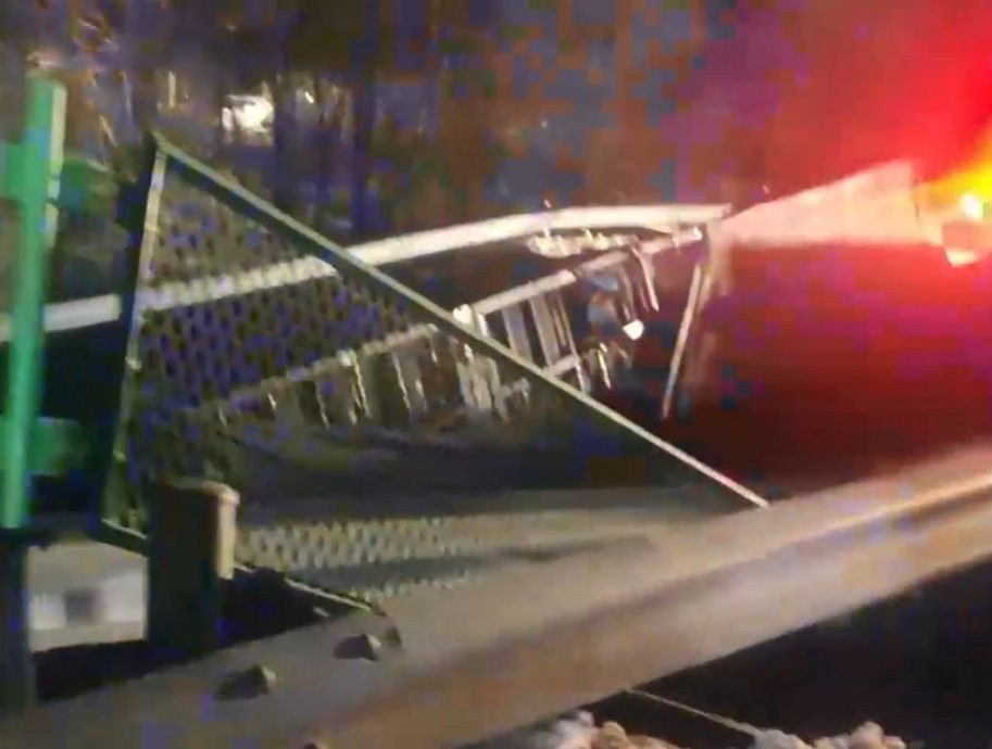 内蒙古高速大桥路陷断裂 4车掉落3死4伤