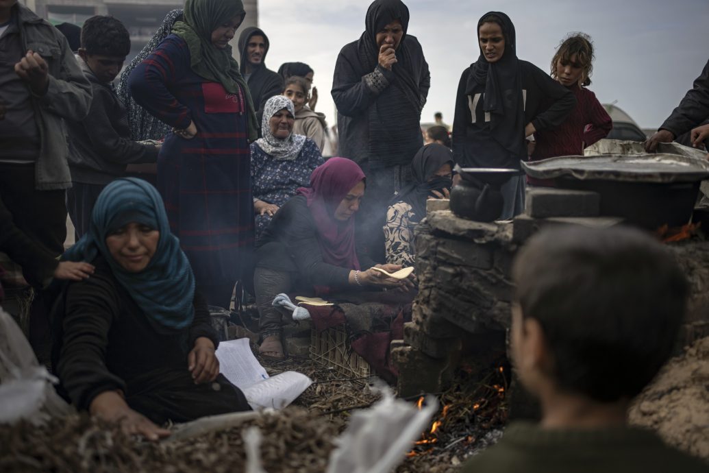 加沙饥寒交迫 灾民排队数小时等口饭吃