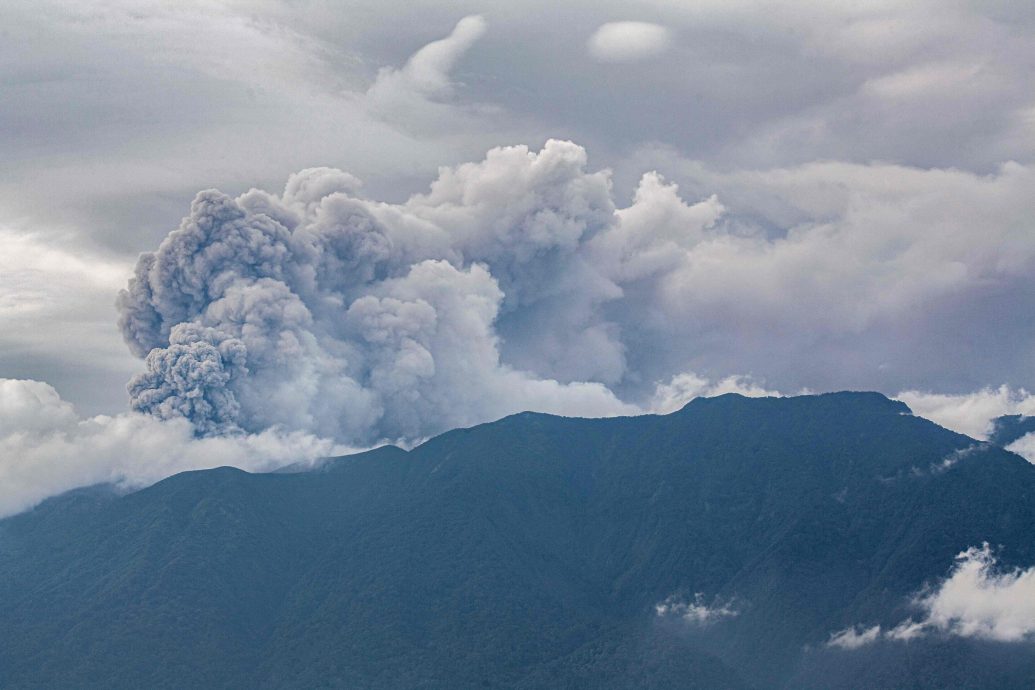 印尼火山爆发受困登山客陆续获救　整脸沾满火山灰曝光 