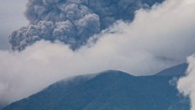 印火山爆发寻获11登山客遗体 3人获救12人下落不明