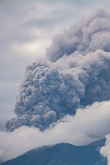 印尼火山爆发寻获11登山客遗体 3人获救12人下落不明
