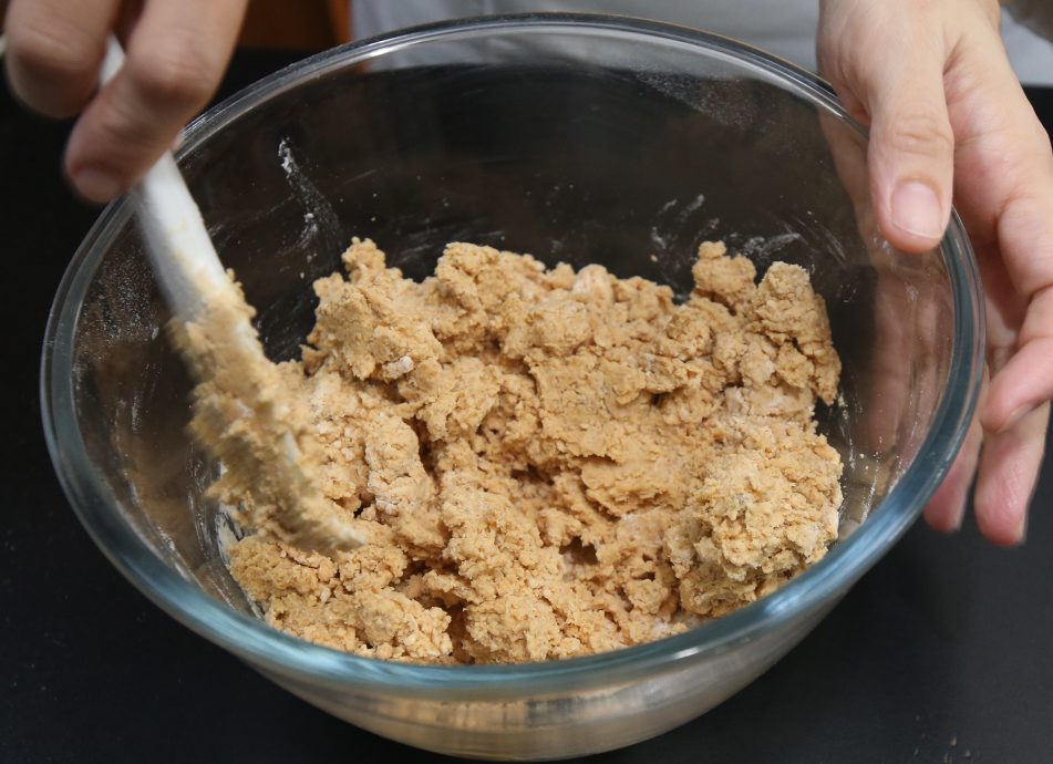 厨艺空间 | 陆康恬分享3款年饼做法 “糖油搅拌法”学起来！