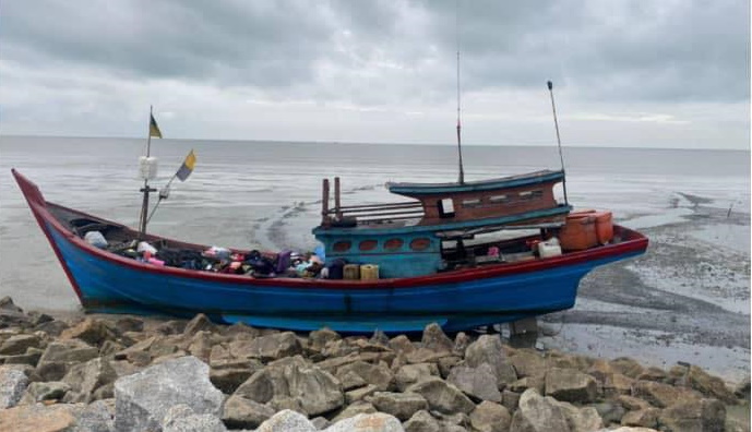 双怡杖现搁浅船只  警扣60印尼非法移民