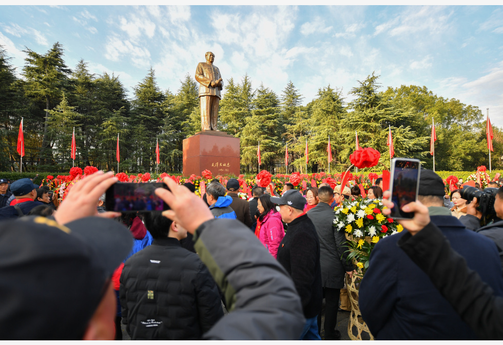 各界人士纪念毛泽东同志诞辰130周年