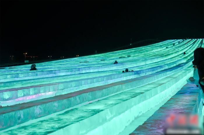 哈尔滨冰雪大世界迎客 人气“爆棚”规模升级