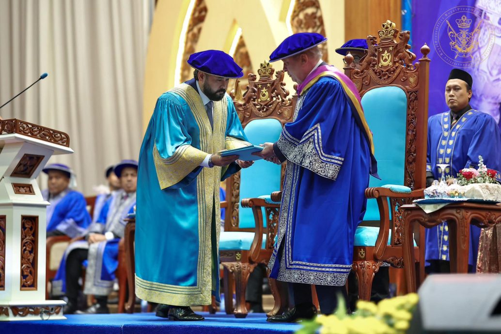 国：柔苏丹获颁名誉哲学博士学位