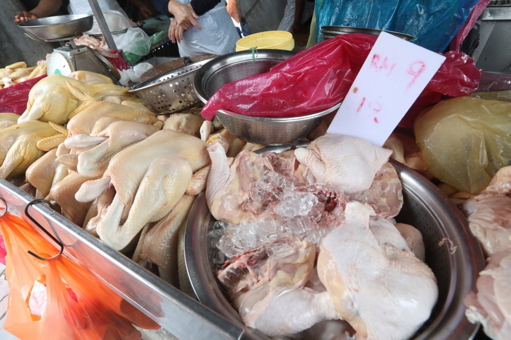 大都会/饮食业小贩面对鸡肉价格自由浮动,保持观望,不调整食价