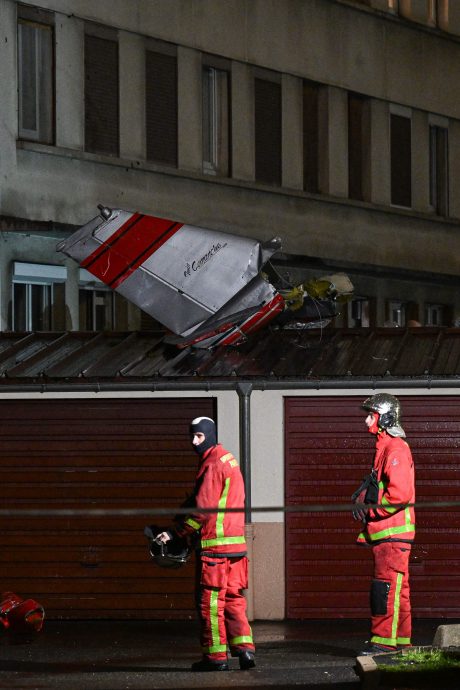 小飞机迫降巴黎住宅区撞墙粉碎　80岁教练和两学员奇迹生还 