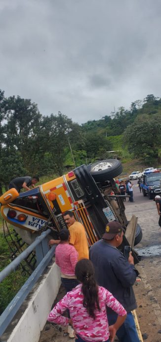 尼加拉瓜载有70人巴士失控撞栏 至少16死