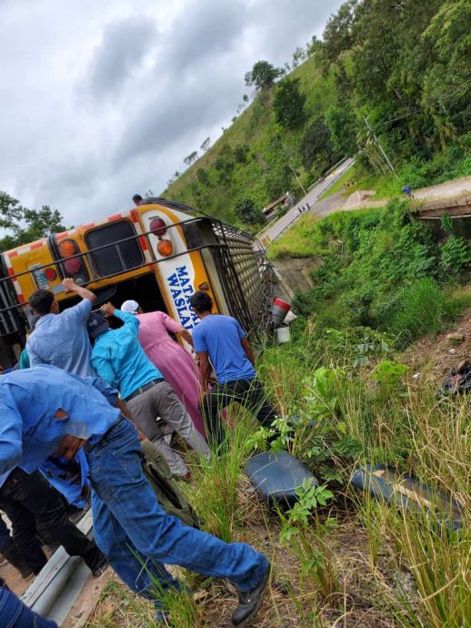 尼加拉瓜载有70人巴士失控撞栏 至少16死