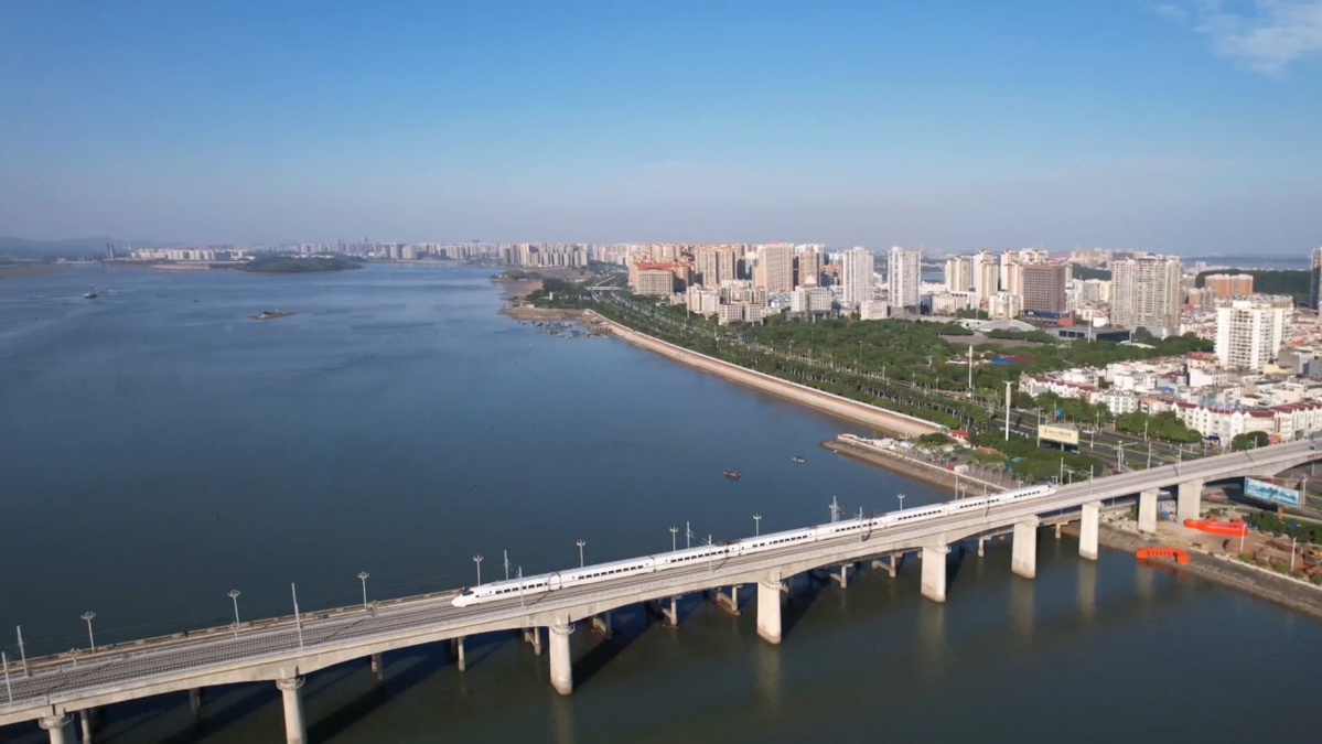 广西防东铁路开通运营 中国首条直通中越边境城市高铁