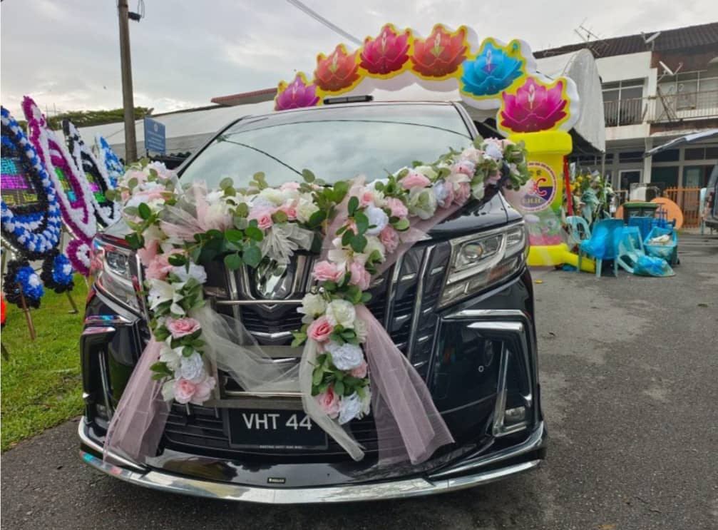 庄群施灵车被粉色花包围  家人特装饰成新娘花车  