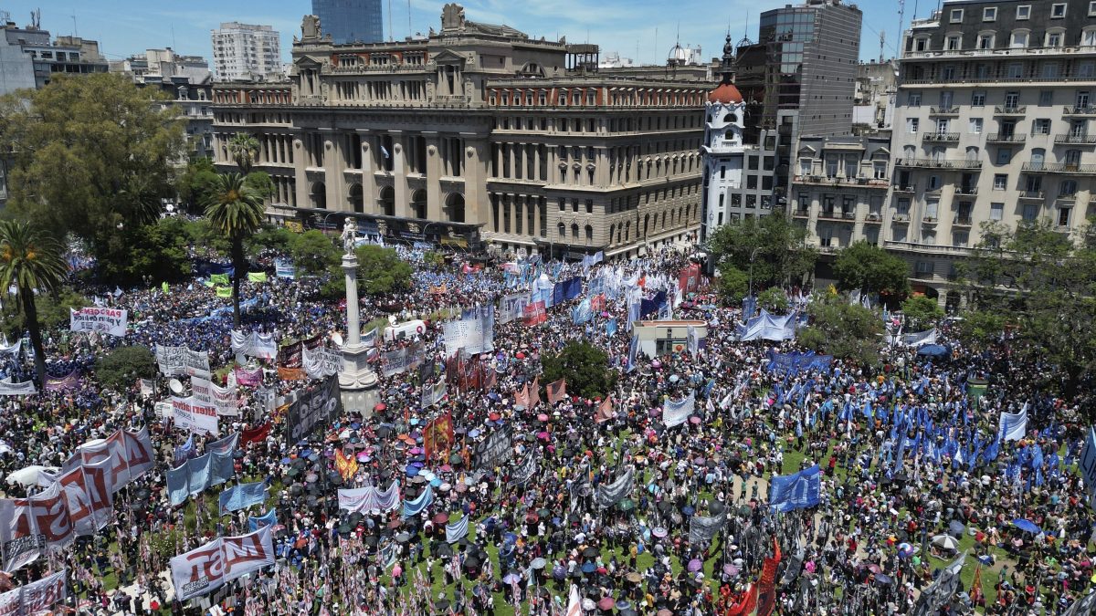 抗议新总统经济改革 阿根廷人走上街头