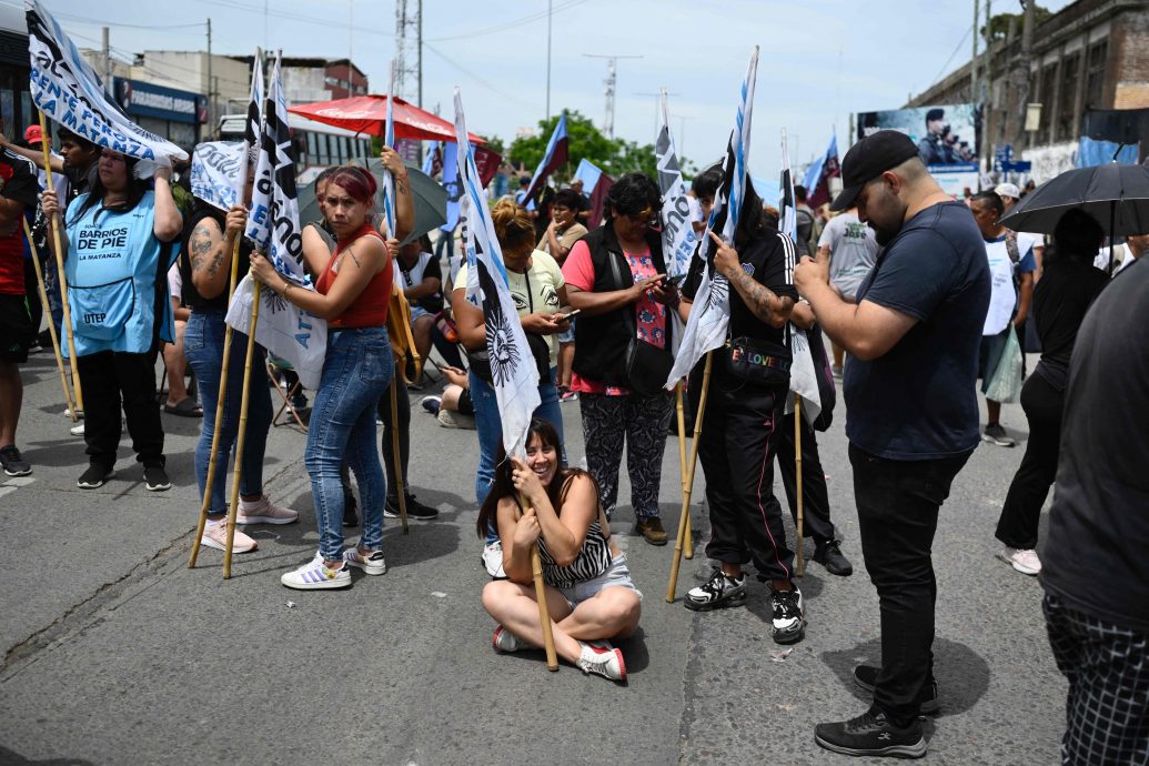 抗议新总统经济改革 阿根廷人走上街头