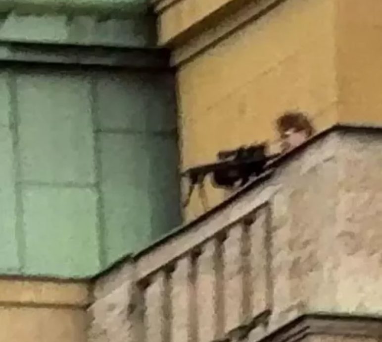捷克校园枪击案 学生惊慌逃命画面曝 爬建筑外墙躲枪手