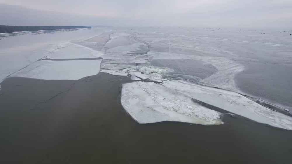 明尼苏达州湖泊冰层断裂　122名渔民困浮冰