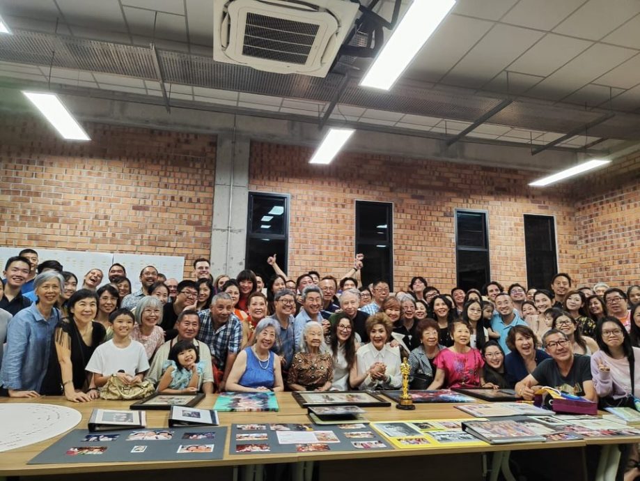 杨紫琼大马欢度圣诞节 甜把老公“挂”圣诞树上