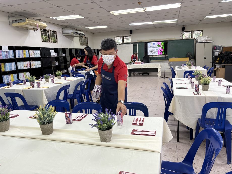 柔：新闻： 新山同济会暖心流动餐馆开到  坚柏华小40学生受惠