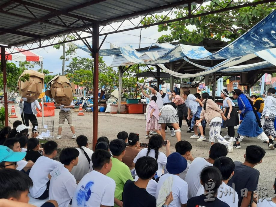 柔：新闻：柔戏剧艺术生活营走出校园  把海口渔村变舞台