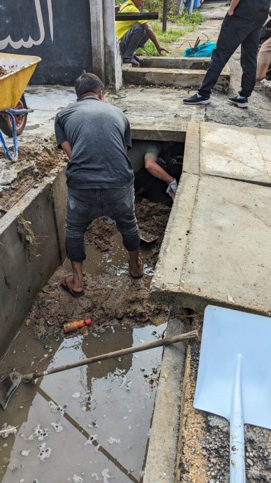 柔：新闻：甘榜马西与新村一雨成灾 甘榜马西峇鲁村委会清水沟淤泥