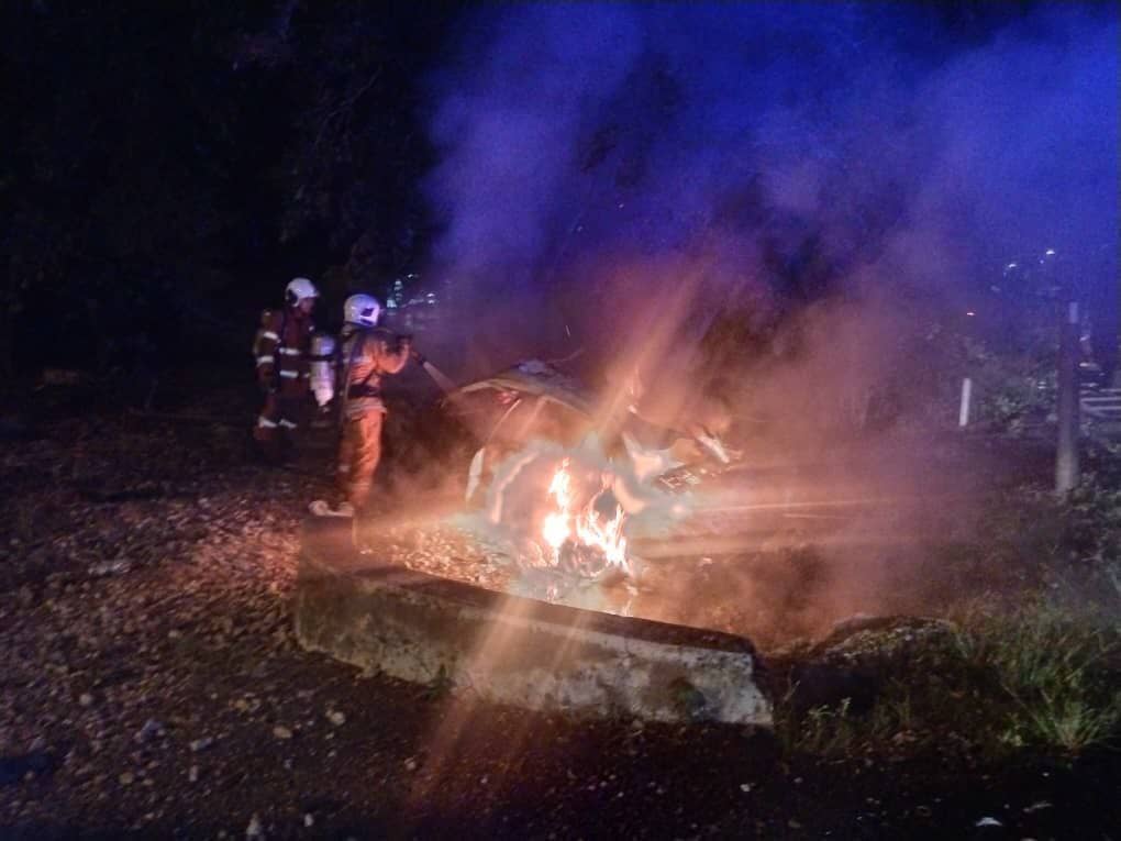 柔：车子失控撞树起火燃烧，3男幸及时逃出车外