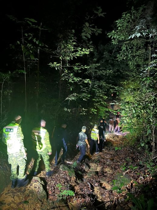 柔：：2華裔男女登班底山迷路，25搜救人員漏夜搜尋，4小時後找到人！