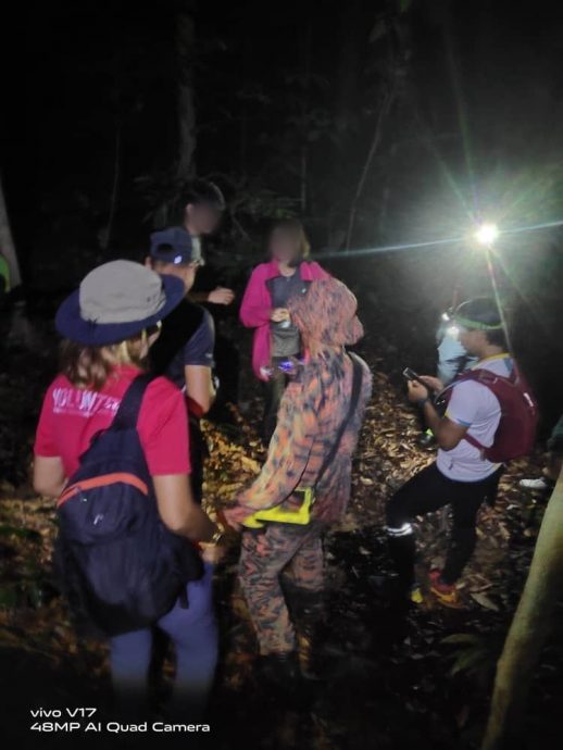 柔：：2华裔男女登班底山迷路，25搜救人员漏夜搜寻，4小时后找到人！