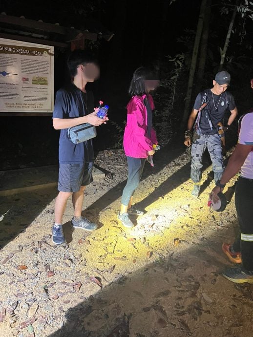 柔：：2华裔男女登班底山迷路，25搜救人员漏夜搜寻，4小时后找到人！