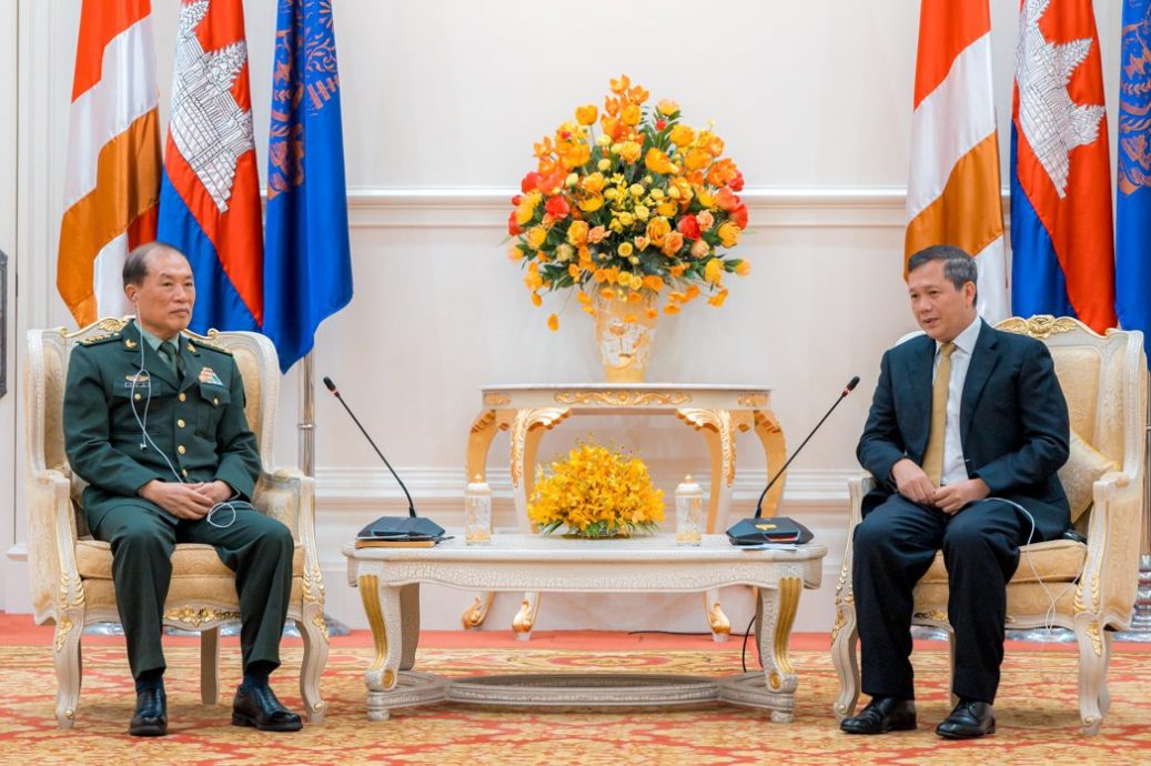 柬埔寨总理洪马内会何卫东 加强中柬两军合作