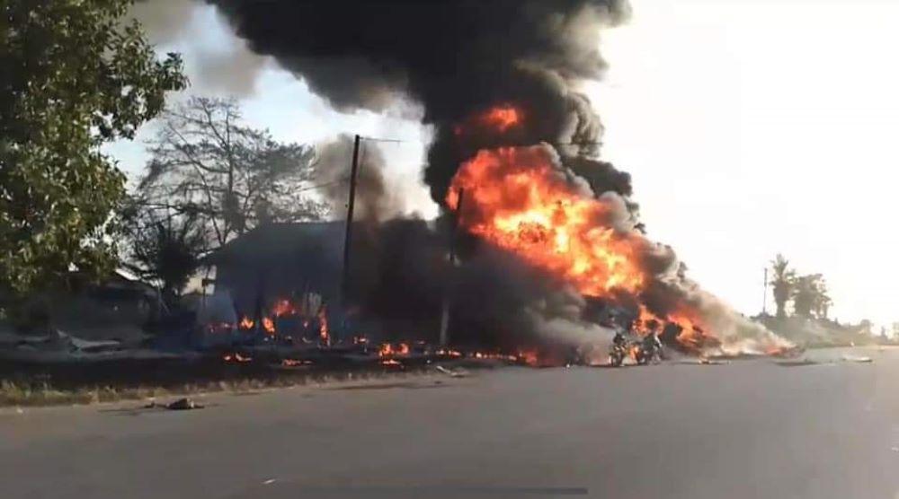 油罐车翻覆民众抢油 爆炸酿至少40死数十伤