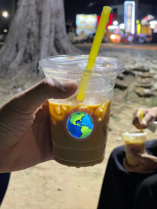 海边冰咖啡卖RM15 顾客：没冷气没店面还敢卖贵？
